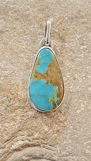 Pendentif tête de loup et turquoise